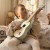 Widok tylnej części pudła drewnianego ukulele CLASSIC WORLD — faktura drewna i wykończenie w różowym tonie