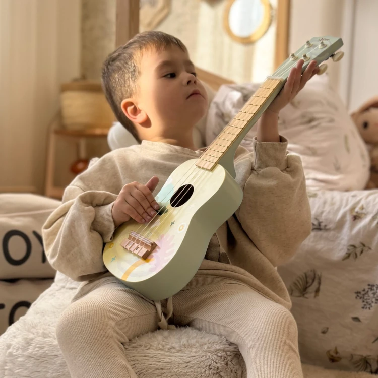 Widok tylnej części pudła drewnianego ukulele CLASSIC WORLD — faktura drewna i wykończenie w różowym tonie