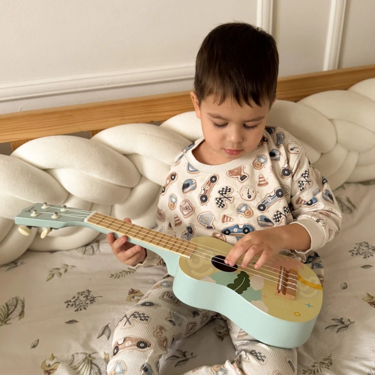 Kompozycja szyjki i mostka ukulele CLASSIC WORLD z widocznymi strunami oraz detalami lakierowanego drewna