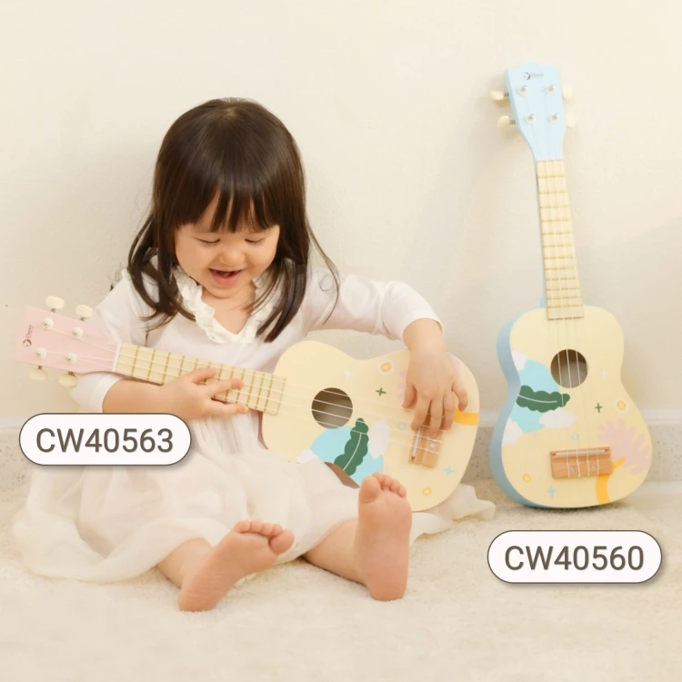 Zbliżenie na mostek i mocowanie strun drewnianego ukulele dla dzieci CLASSIC WORLD — wyraźne detale wykończenia