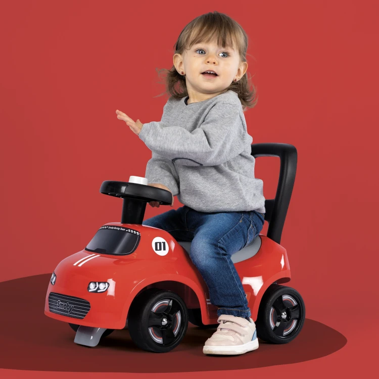 Siedzisko odchylone jeździka Smoby — przestrzeń pod siedzeniem, mechanizm zamocowania i wewnętrzne detale widoczne