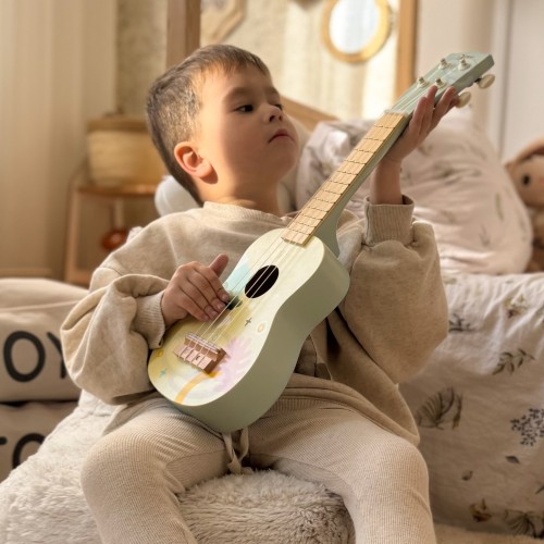 Boczny profil ukulele CLASSIC WORLD — widoczny kontur pudła rezonansowego i lakierowane wykończenie