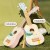 Widok instrumentu trzymanego w dłoni dziecka — ukulele CLASSIC WORLD pokazane w naturalnym zastosowaniu