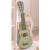 Dziecko trzymające gitarę CLASSIC WORLD — proporcje instrumentu do rąk małego muzyka