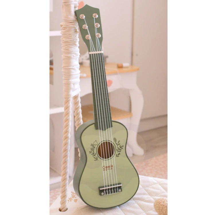 Dziecko trzymające gitarę CLASSIC WORLD — proporcje instrumentu do rąk małego muzyka