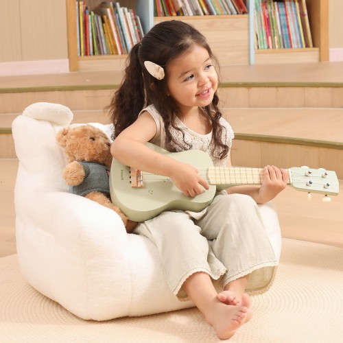Gryf ukulele Viga z bliska — progi, struny i zielone wykończenie z motywem nut