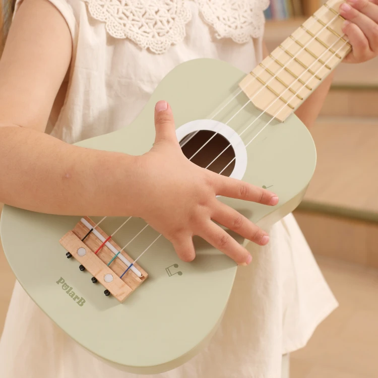 Tył korpusu ukulele Viga — naturalne słoje drewna i zielona farba widoczne na powierzchni