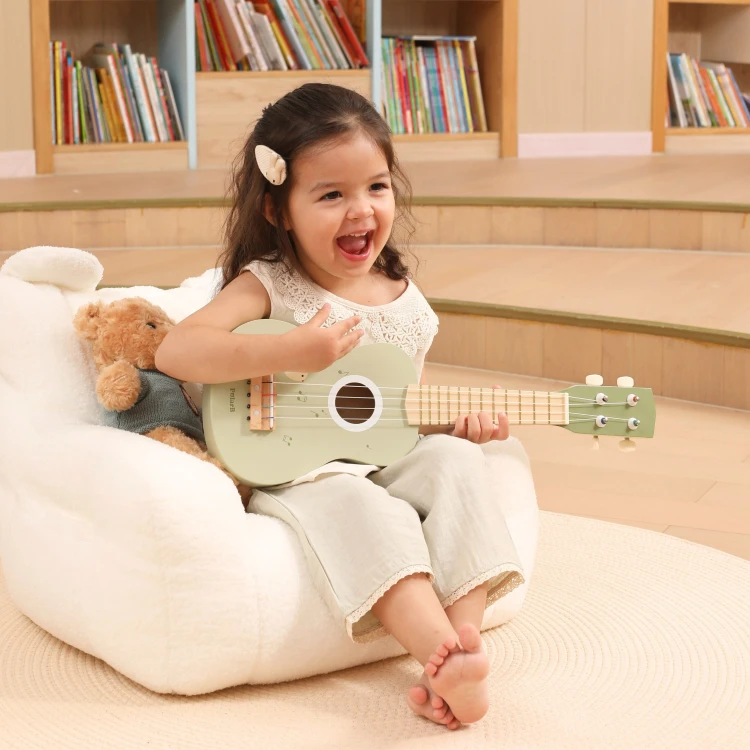Ukulele Viga trzymane w dłoniach dziecka — pokaz skali i wygoda trzymania podczas nauki gry