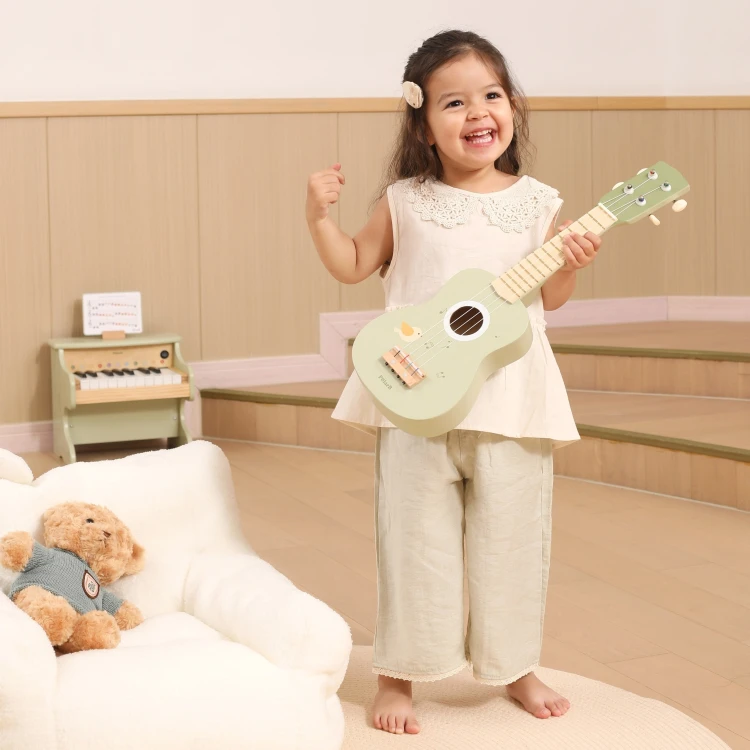 Widok całego instrumentu leżącego na stole — zielone ukulele Viga z nutami, gotowe do nauki gry