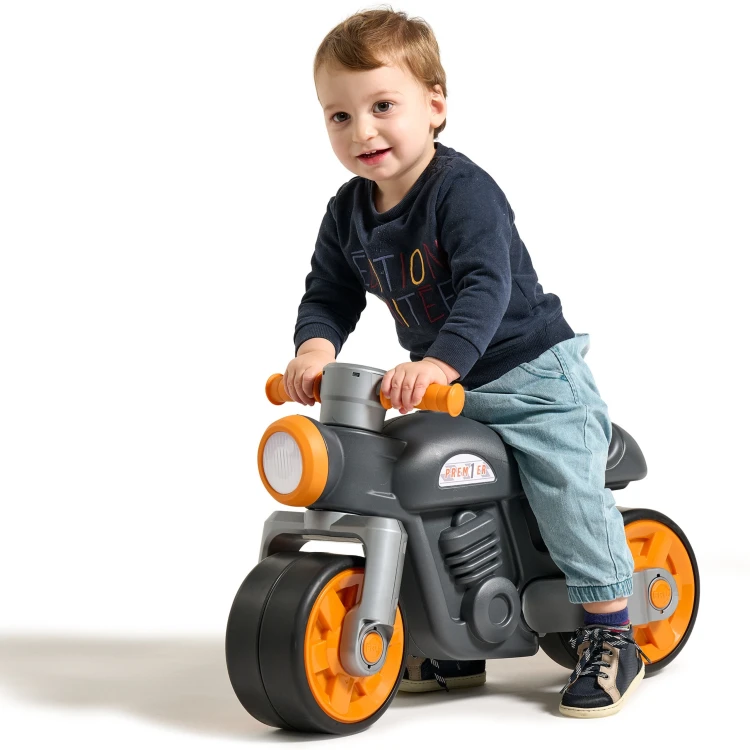 Ujęcie z góry na kierownicę i przednie koła jeździka — detal wykończenia w retro czerni Motor Prem1er