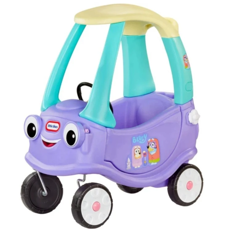 Cozy Coupe Little Tikes — profil boczny jeździka z widocznymi kołami i intensywną kolorystyką Bluey