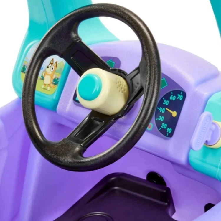 Widok tylnej części jeździka Cozy Coupe — dekoracyjny panel, kształt nadwozia i motyw Bluey