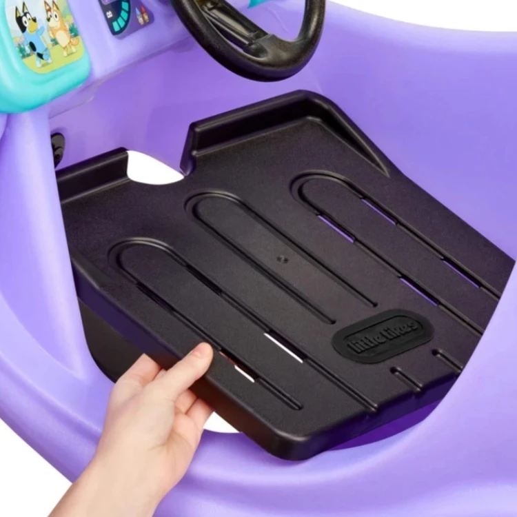 Zbliżenie na grafikę Bluey na bocznej części jeździka Cozy Coupe — naklejki i szczegóły kolorów