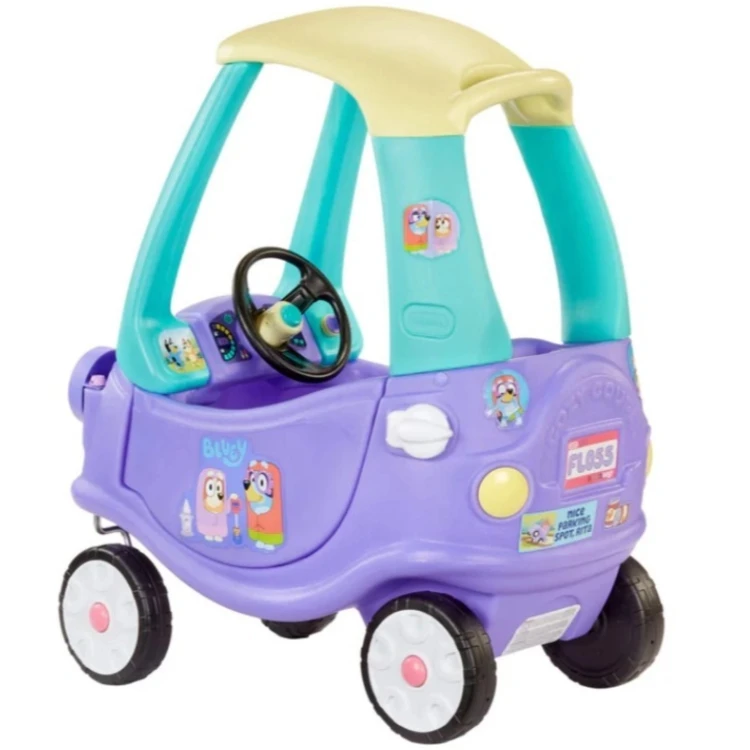 Jeździk Cozy Coupe Little Tikes ustawiony na podłożu — pełna sylwetka, kolorystyka i dekoracje Bluey