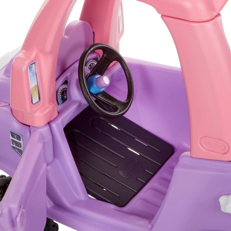 Koła i podwozie jeździka Cozy Coupe Truck — zbliżenie na trwałe mocowania kół i system jezdny marki LITTLE TIKES.