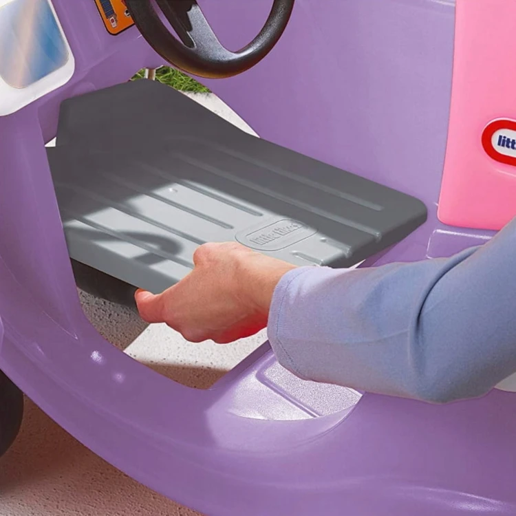 Różowe wykończenie nadwozia i detale siedzenia jeździka LITTLE TIKES Cozy Coupe — ujęcie materiałów i kolorystyki.