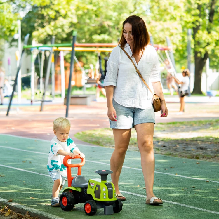Detale kół i osłon frontowych na traktorze Baby Claas Arion 470 — widoczne nacięcia i struktury