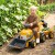 Zbliżenie na łyżkę koparki w jeździku FALK Komatsu — detal mechanizmu i sposób mocowania łyżki
