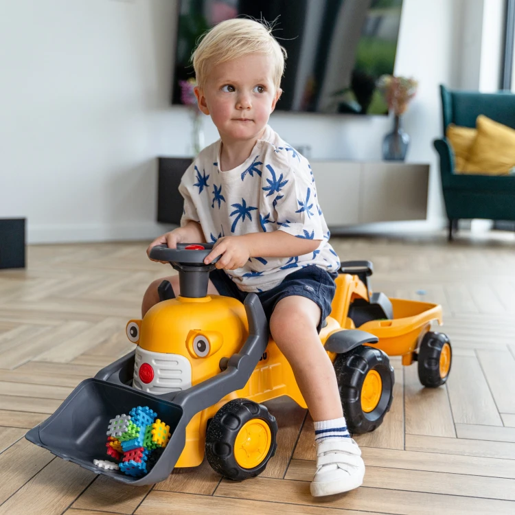 Przyczepa do traktora FALK Komatsu — uchwyty, otwierana skrzynia i przestrzeń do przewożenia drobiazgów
