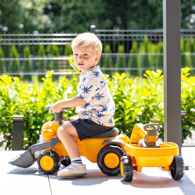 Koła jeździka Traktor Komatsu FALK zbliżenie na bieżnik i oś — stabilność i przyczepność podczas zabawy
