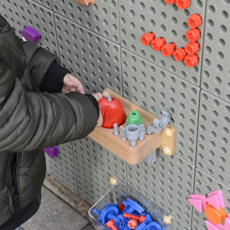 Zbliżenie na kolorowe narzędzia i śruby z zestawu 11 elementów — elementy do tablicy manipulacyjnej