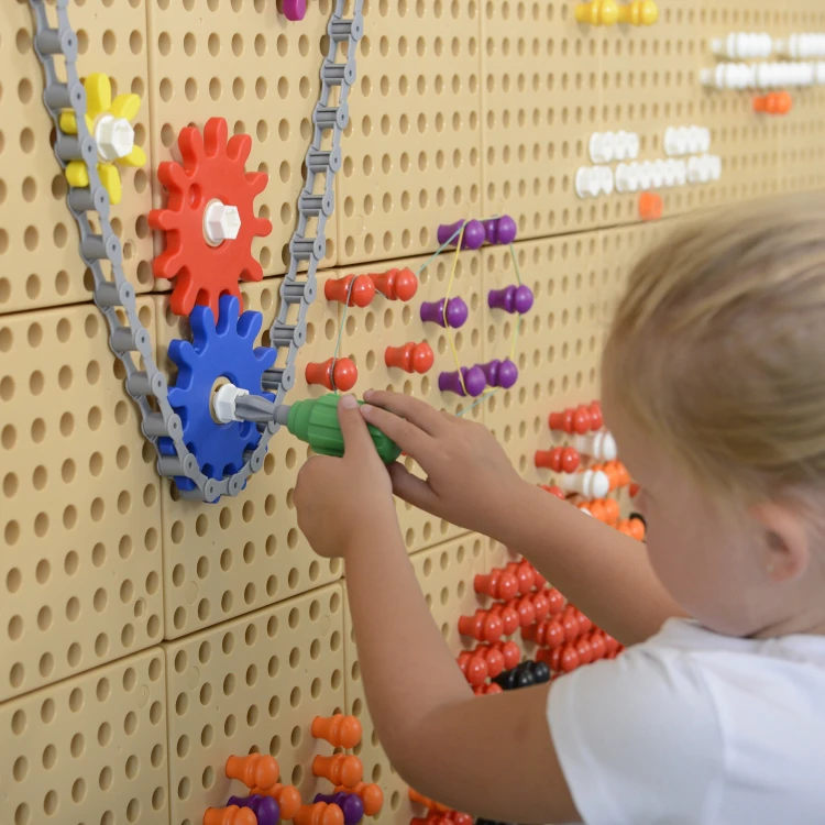 Pokazane narzędzia ułożone obok tablicy manipulacyjnej — inspiracja do zabawy edukacyjnej z MASTERKIDZ 55