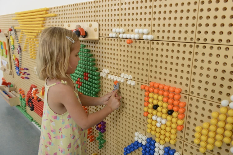 Panel z interaktywnymi elementami manipulacyjnymi i śrubami — tablica STEM MASTERKIDZ zachęcająca do nauki