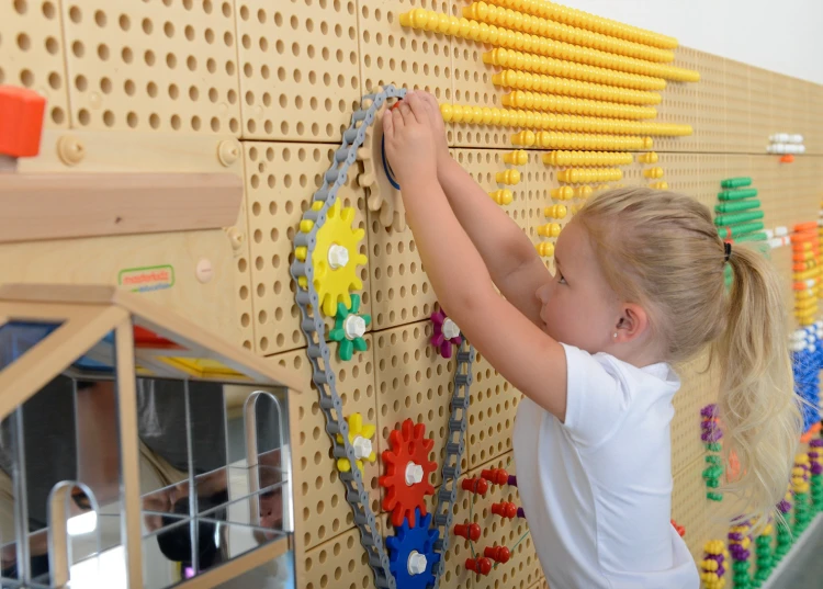 Detale wnętrza pudełka MASTERKIDZ - organizer z przegródkami na kołeczki i śrubki