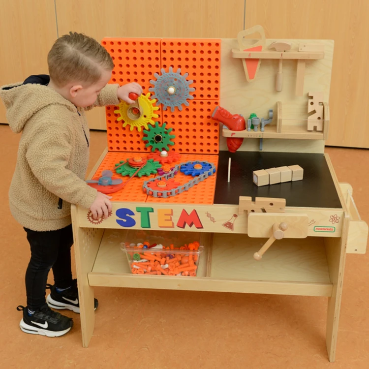 Widok z boku warsztatu MASTERKIDZ — widoczne przegródki i przestrzeń do układania akcesoriów