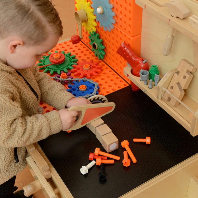 Stolik warsztatowy z przodu — kolorowe akcenty i naturalne wykończenie drewna MASTERKIDZ