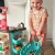 Widok z góry na wózek koszyk WOOPIE — kolorowe produkty i działająca waga w środku