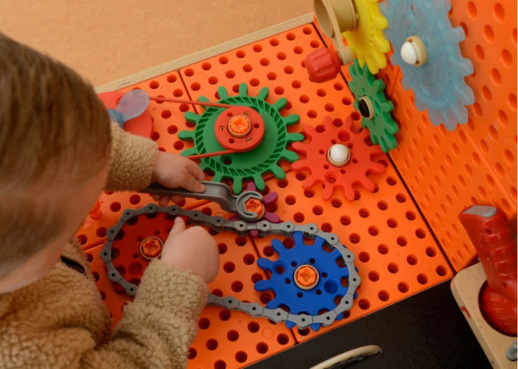 Dziecko bawiące się warsztatem MASTERKIDZ — składanie elementów i nauka podstaw narzędzi