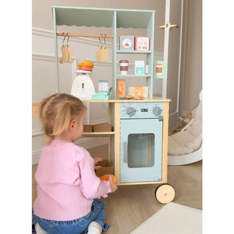 Elementy spożywcze i owoce na półce straganu WOOPIE GREEN — realistyczne miniatury w zestawie