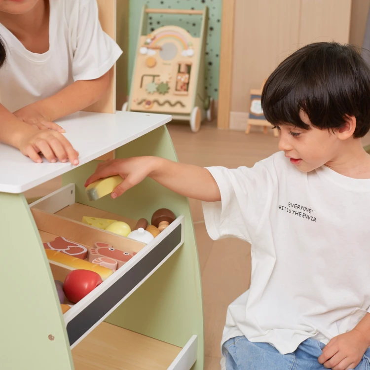 Dziecko bawi się przy stoisku VIGA PolarB — aranżacja z zabawkowymi produktami i koszykami