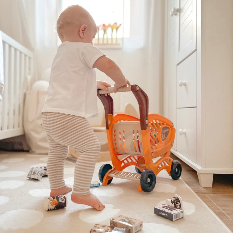 Zbliżenie na uchwyt i mechanizm ruchomych elementów wózka WOOPIE, pokazujące detale materiałów i montażu