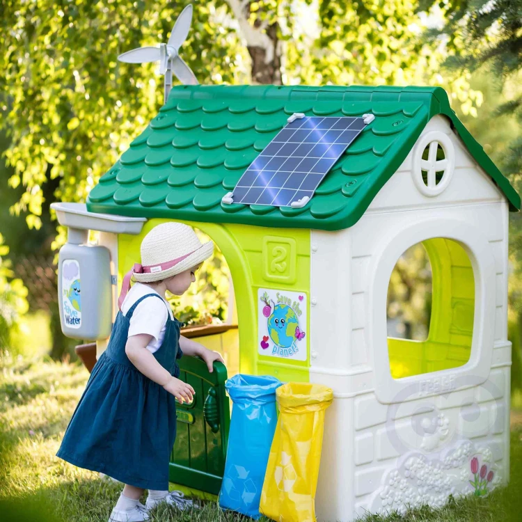 FEBER — boczny widok domku Eco, widoczny karmnik oraz wejście z otwartymi drzwiami