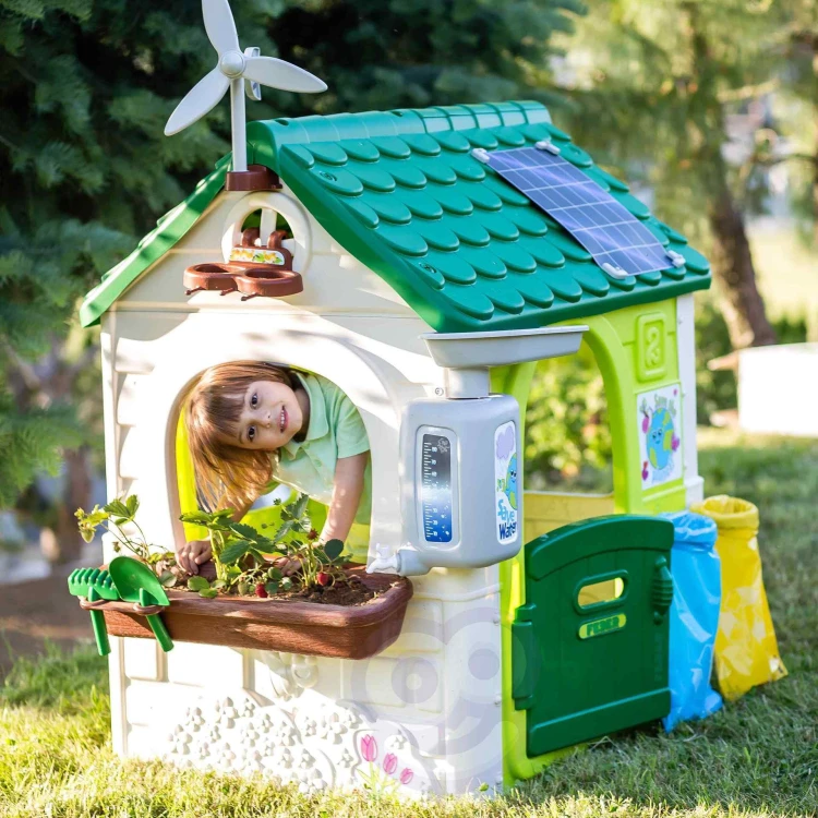 Widok z góry na imitację panelu słonecznego na dachu domku ogrodowego FEBER Eco