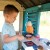 Zbliżenie na ozdobny daszek i logo Lodziarnia Sweety Corner SMOBY — szczegóły kolorowych pasów i wykończeń