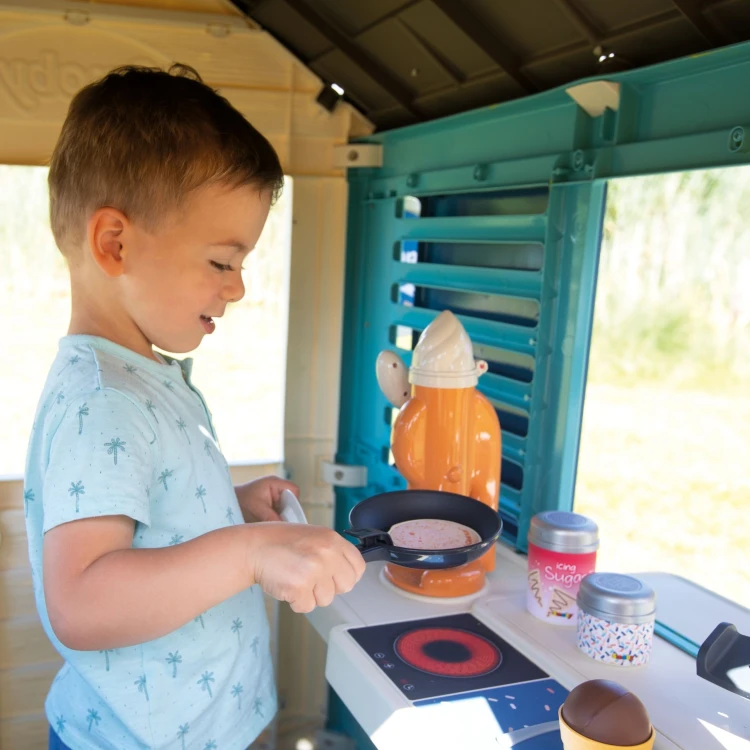 Zbliżenie na ozdobny daszek i logo Lodziarnia Sweety Corner SMOBY — szczegóły kolorowych pasów i wykończeń