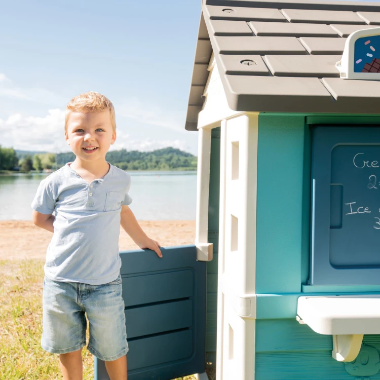 Zbliżenie na ladę sprzedażową domku SMOBY Sweety Corner — miejsce zabawy, powierzchnie i barwne detale wykończenia