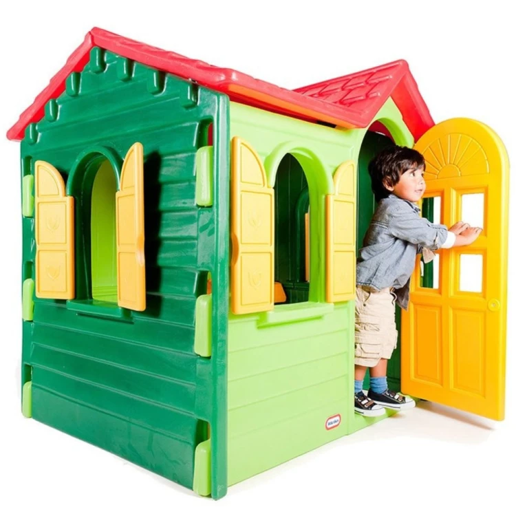 Little Tikes domek ogrodowy wiejski — widok z przodu z otwartymi drzwiami i dekoracyjnymi okienkami