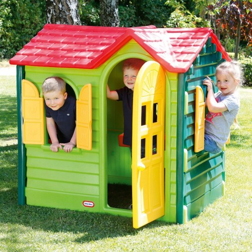 Boczny kadr Little Tikes domek ogrodowy wiejski — widoczny dach, wejście boczne i przestrzeń do zabawy na trawniku