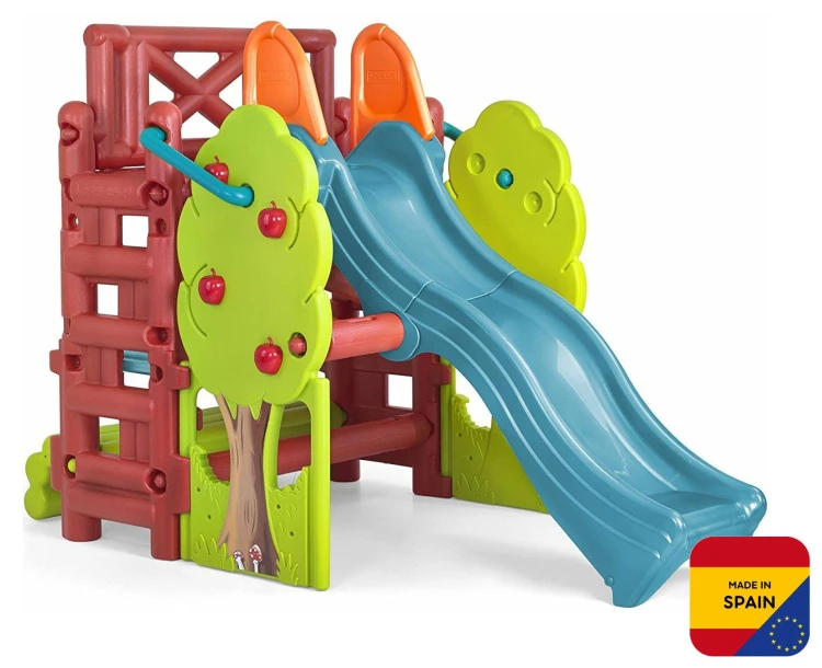 Mini plac zabaw Wood House FEBER ustawiony w ogrodzie — całościowe ujęcie aranżacji z trawą
