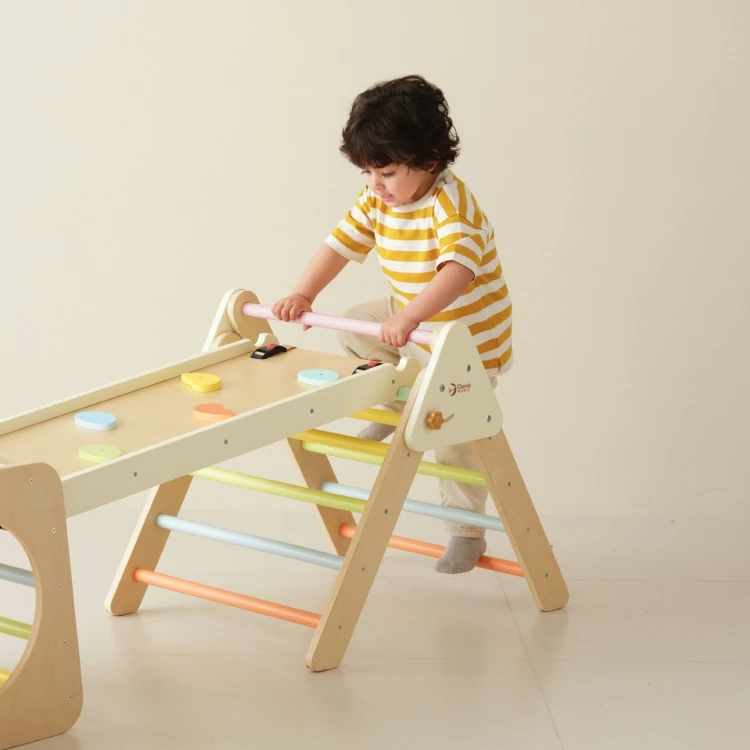 Detal drewnianych szczebelków Trójkąta Montessori CLASSIC WORLD — widok z boku i mocowania elementów