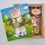 Dziecko bawiące się układanką VIGA — układanie misia ćwiczy motorykę ręczną i rozpoznawanie ubrań