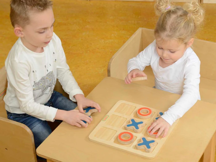 Szczegół pudełka i przegródek do przechowywania elementów kółko i krzyżyk MASTERKIDZ — poręczne składanie i transport