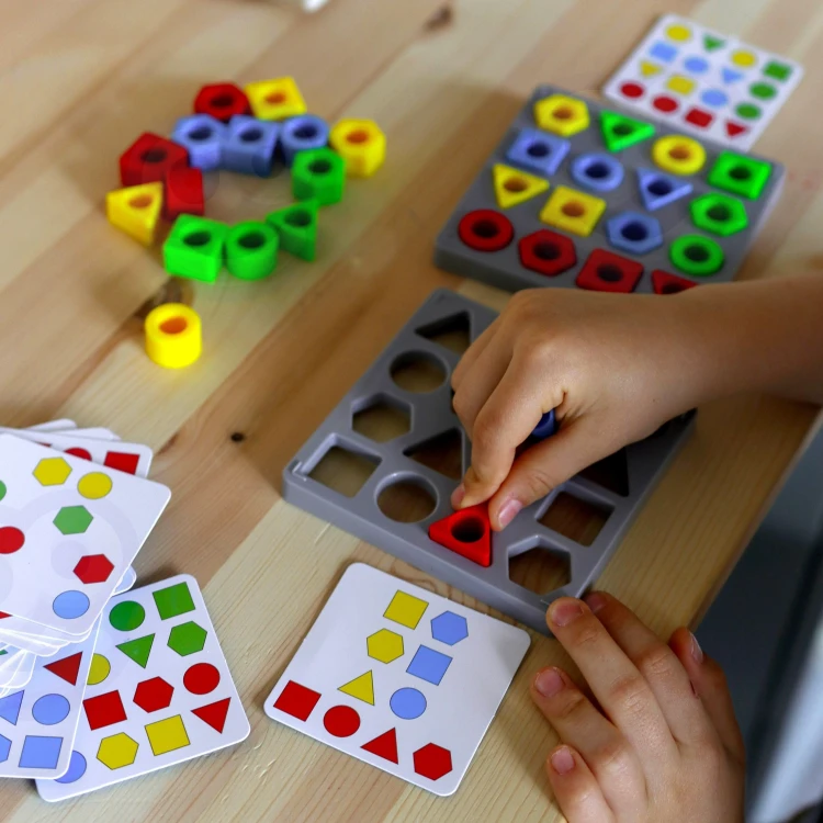 Detale kolorowych figur geometrycznych w grze Dopasuj Kształty WOOPIE