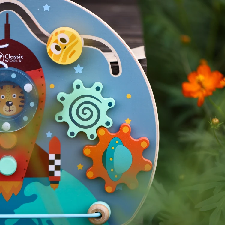 Kompozycja elementów sensorycznych tablicy CLASSIC WORLD — kolorowe kształty na neutralnym tle