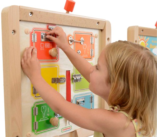 Zbliżenie na zamki i klamki na tablicy MASTERKIDZ — detale mechanizmów do ćwiczeń manualnych
