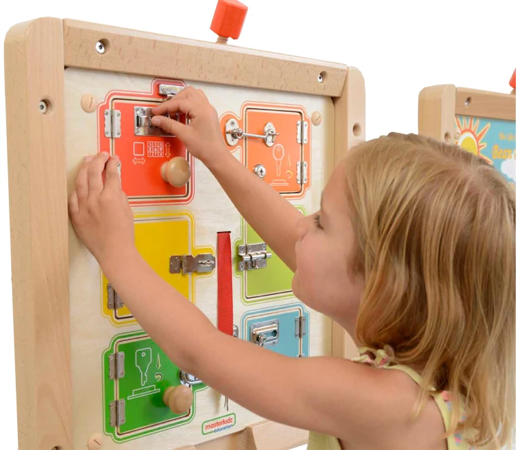 Zbliżenie na zamki i klamki na tablicy MASTERKIDZ — detale mechanizmów do ćwiczeń manualnych